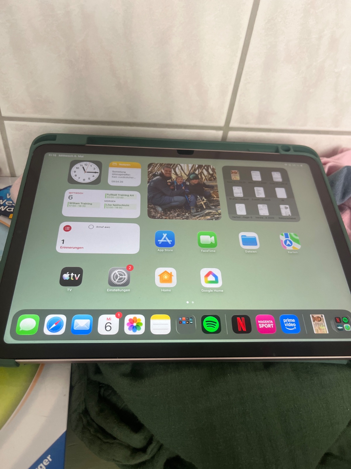 Bildschirmpause – Tablet im grünen Hülleneinband