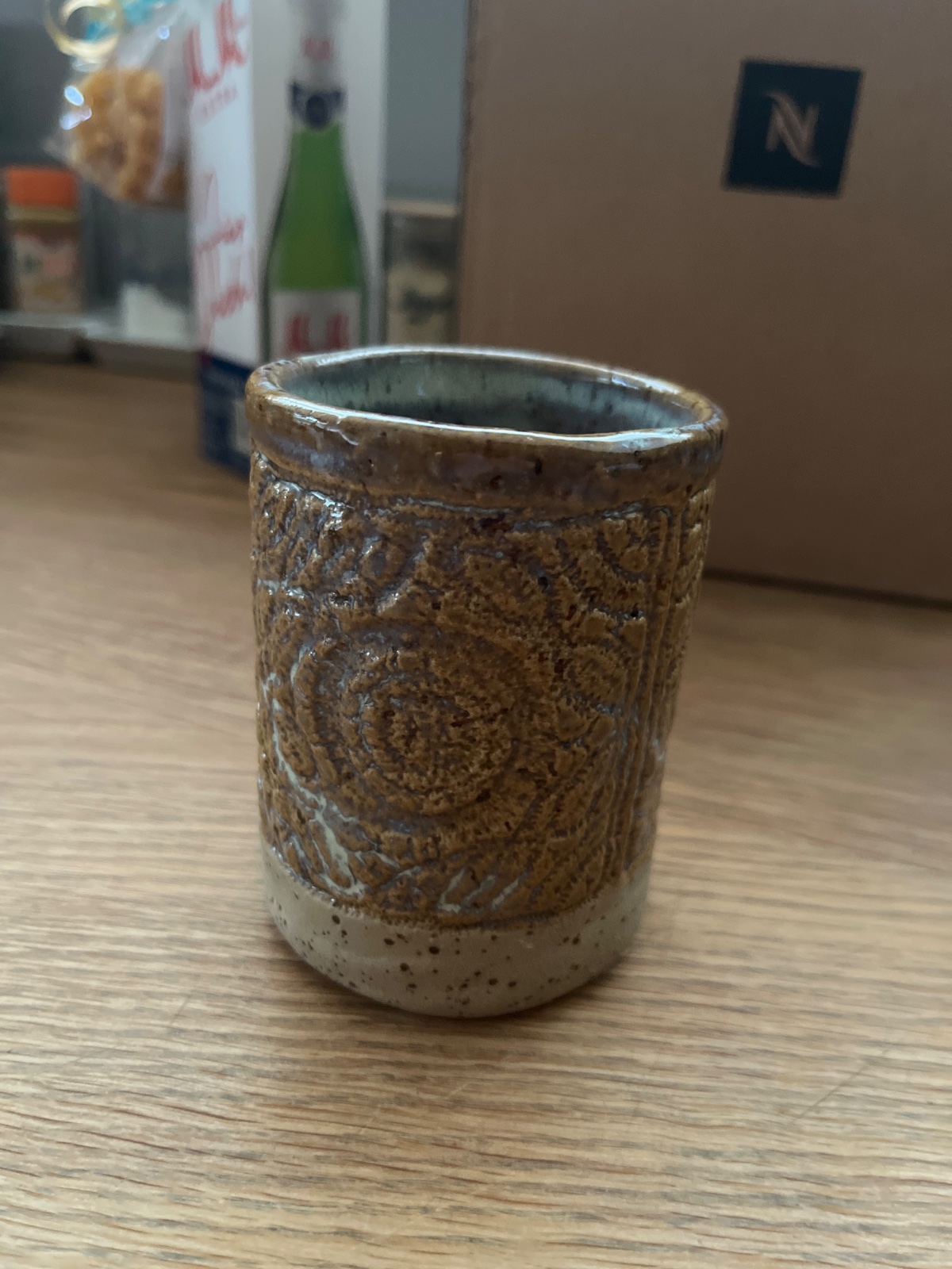 Erdgeflüster – Kleiner Becher mit Spitzenprägung