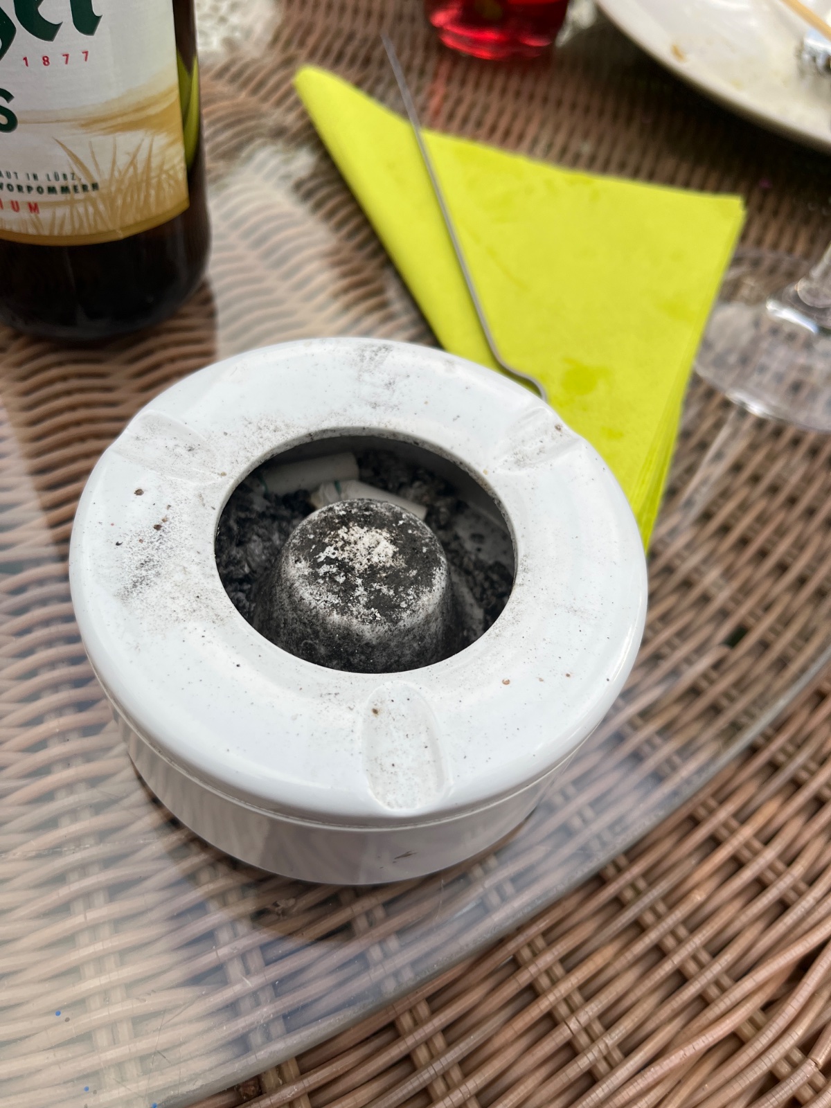 Rauchpause – Aschenbecher mit Mittelkegel